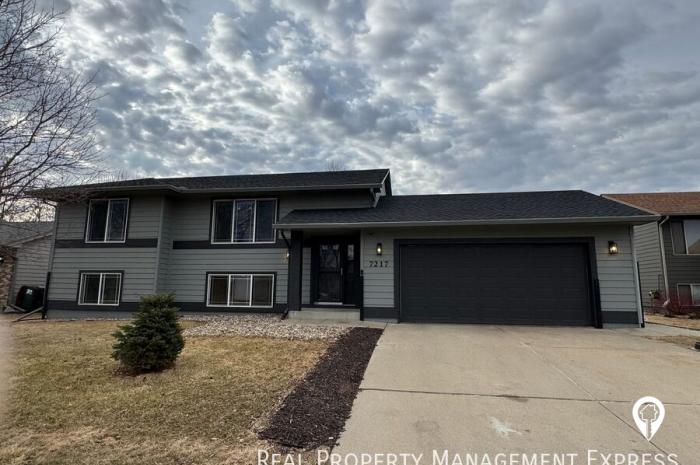 7217 W Strabane St House